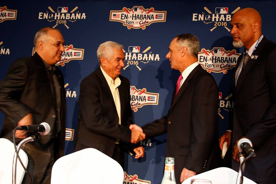 Rob Manfred, comisionado de la MLB e Higinio Vélez, presidente de la Federación Cubana de Béisbol se saludan al término de la conferencia de prensa. Foto: Roberto Morejón