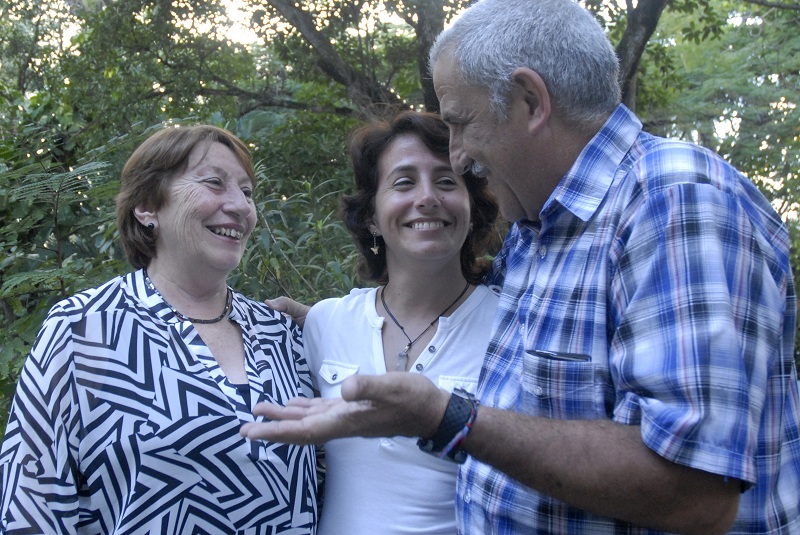 Gilda Vega junto a su esposo Julián y su hija, una familia vinculada laboralmente a la Cujae. Foto: Agustín Borrego Torres