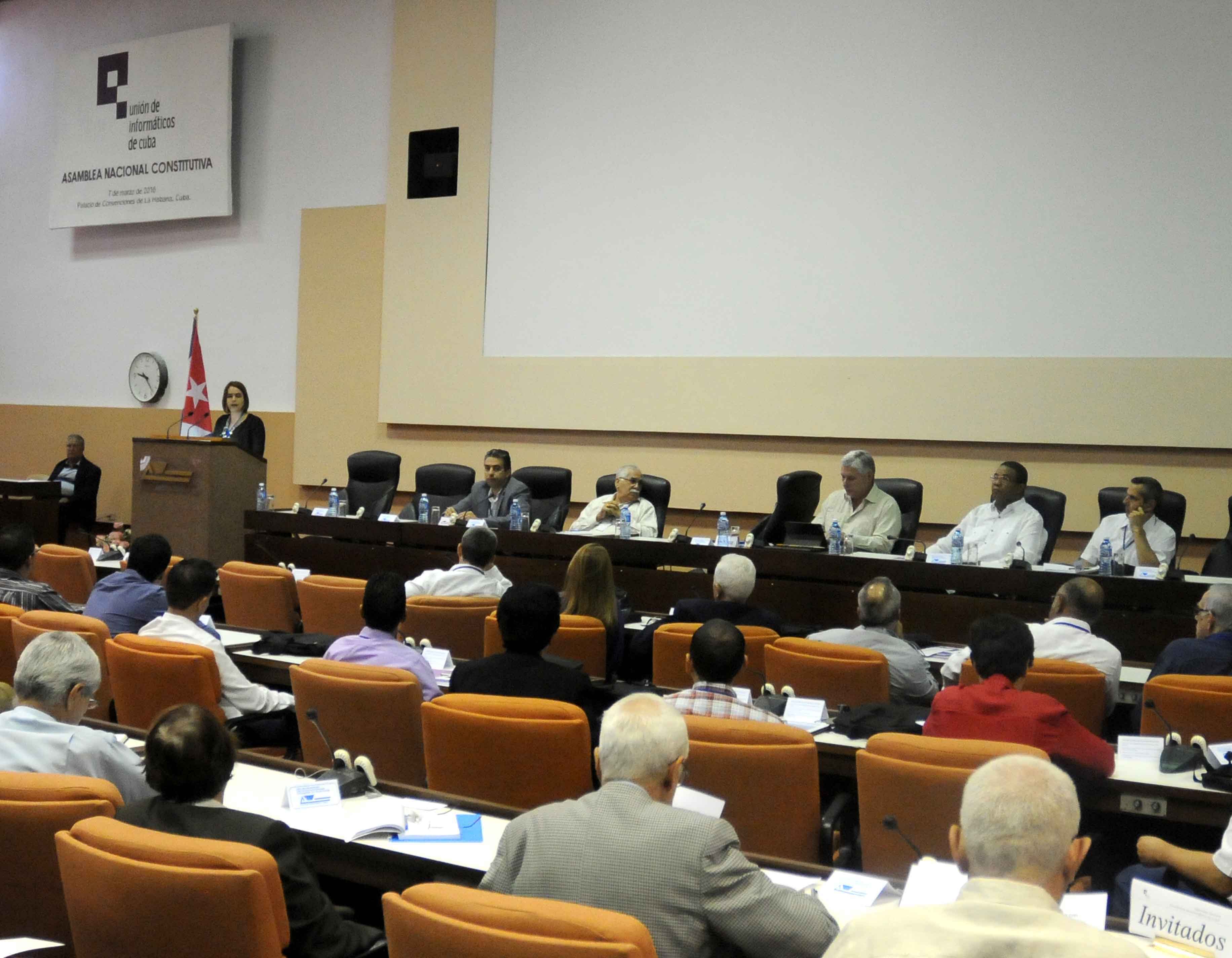 En la asamblea constitutiva de la Unión de Informáticos de Cuba (UIC) estuvieron presentes Miguel Díaz-Canel Bermúdez, miembro del Buró Político del Partido Comunista de Cuba y primer vicepresidente de los Consejos de Estado y de Ministros, Jorge Cuevas Ramos, miembro del secretariado del Comité Central del Partido y Maimir Mesa Ramos, ministro de Comunicaciones. Foto: Abel Padrón Padilla (ACN)