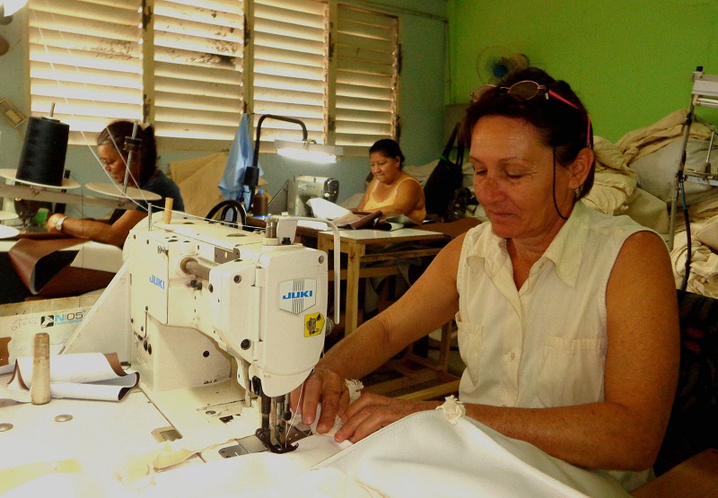 Las costureras son claves en la tapicería del mobiliario. Foto: José Luis Martínez Alejo