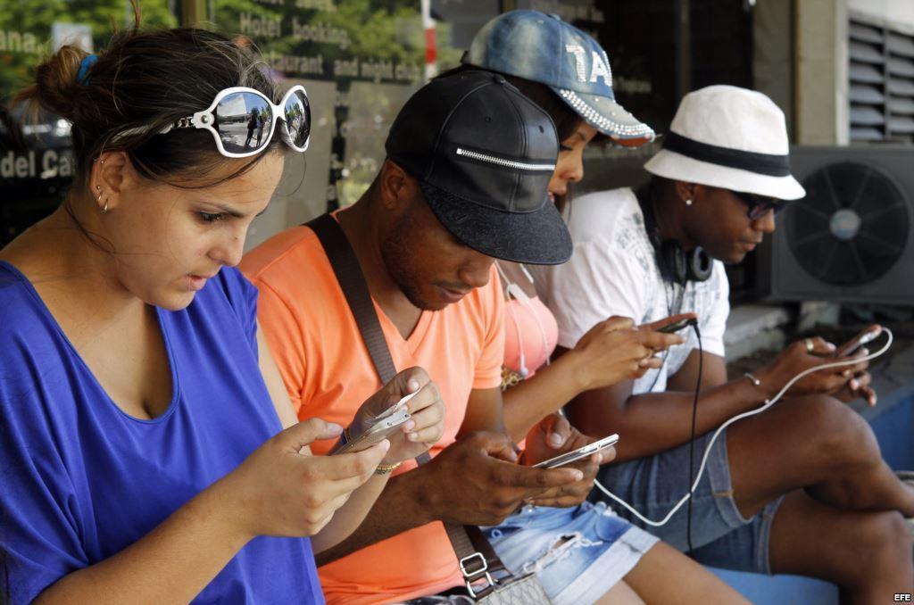 Los programas que se desarrollan para tal acceso a Internet de la población y las entidades, la implementación y avances de las zonas wifi en áreas públicas y los mejores usos del servicio serán expuestos el martes en la Mesa Redonda. Foto: Tomada de internet