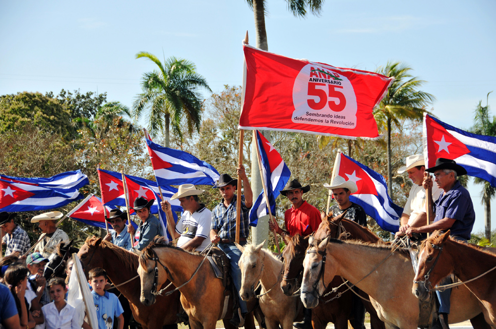 Campesinos y cooperativistas cienfuegueros custodiarán por varios días la bandera Aniversario 55 de la Anap. / Foto: Juan Carlos Dorado.