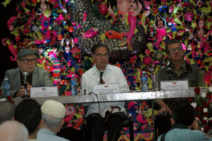 El panel integrado por el intelectual cubano Miguel Barnet, Excmo. Sr. Alí Rodríguez Araque, embajador de la República Bolivariana de Venezuela en Cuba y Earle Herrera, diputado a la Asamblea Nacional de la República de Venezuela recordaron el ejemplo de Chávez como líder de la unión latinoamericana. Foto: Cesar A. Rodríguez