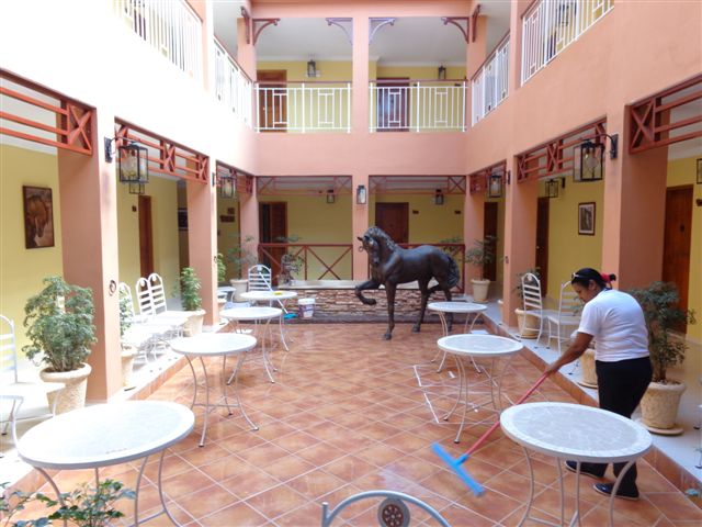 Cuenta con un típico patio interior, en el que no podía faltar una escultura ecuestre. Foto: Manuel Valdés Paz