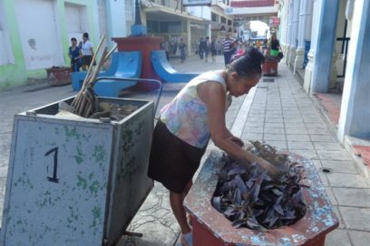 Caridad  cuida con esmero el boulevard de Holguín