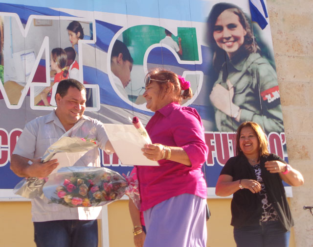 Amarelle Boué y Félix Duarte estimularon a varias trabajadoras destacadas.