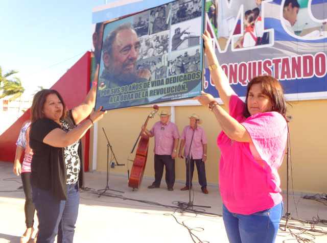 Las federadas avileñas entregaron un cuadro contentivo de imágenes de las visitas a la provincia avileña del líder histórico de la Revolución Cubana.