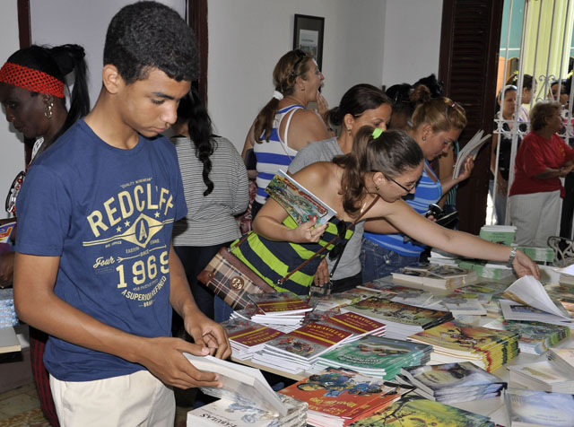 Tal vez haya menos libros, pero no faltarán las personas ávidas de amena lectura. Foto: Edelvis Valido Gómez