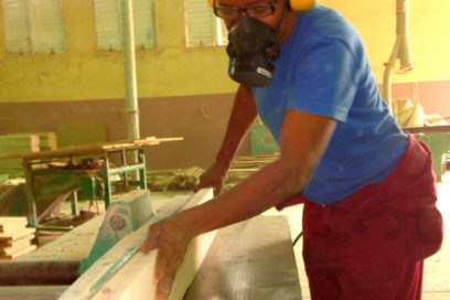 Día Internacional de la Mujer: Laboriosa carpintera avileña