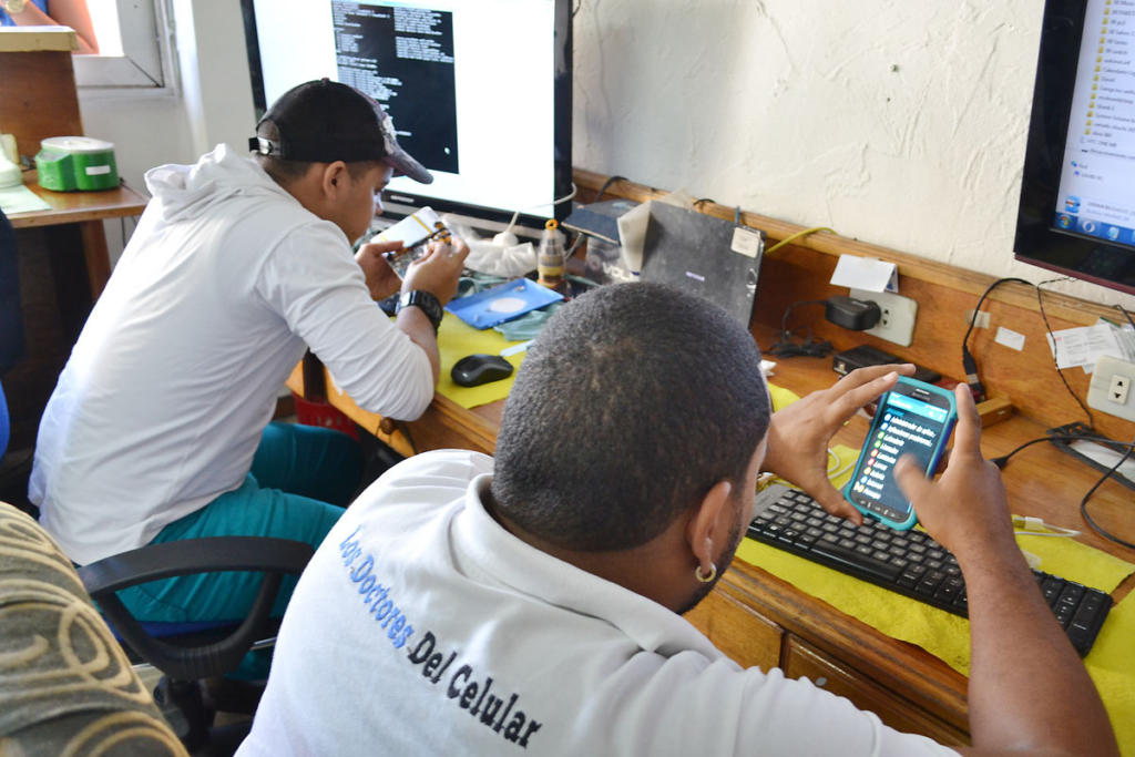 Los trabajadores no estatales del Taller de reparaciones y soluciones informáticas son algunos de los afiliados al SNTCIE. (Foto: Eddy Martín).