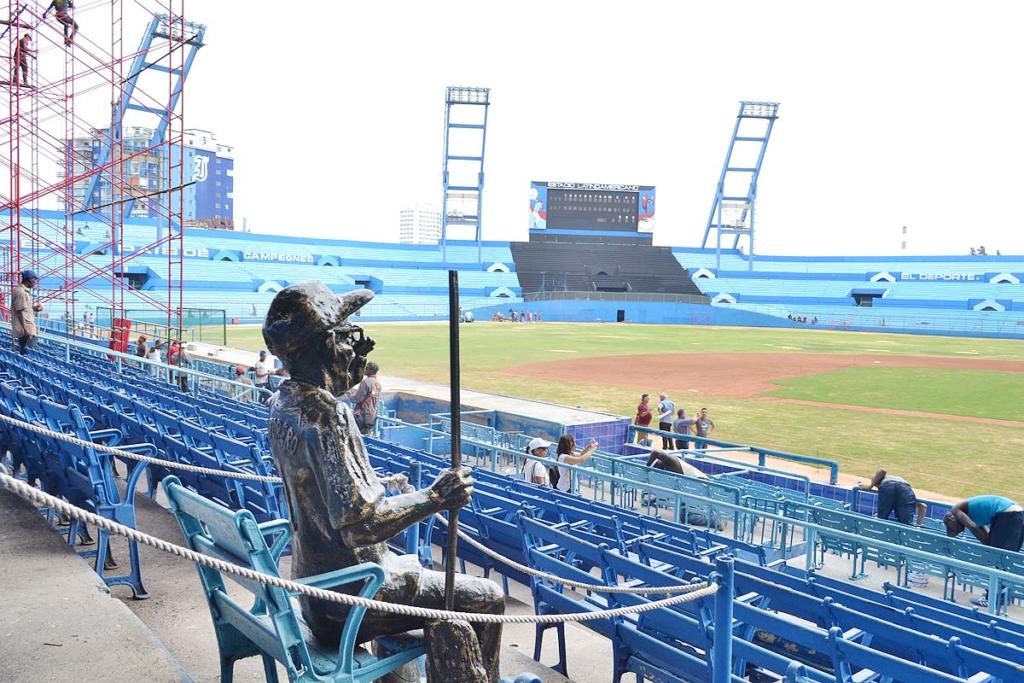 Armandito "el tintorero" contempla la restauración. Foto: Eddy Martin Díaz.