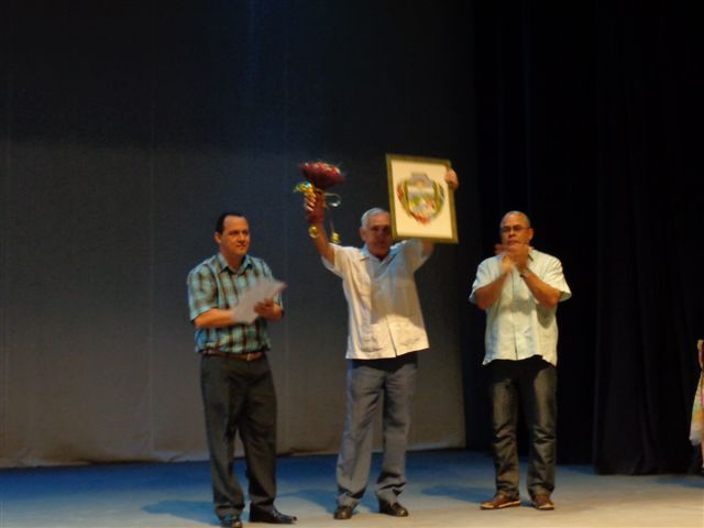 El colega Elson Concepción recibió el Escudo de la Provincia de Holguín. Foto: Manuel Valdés