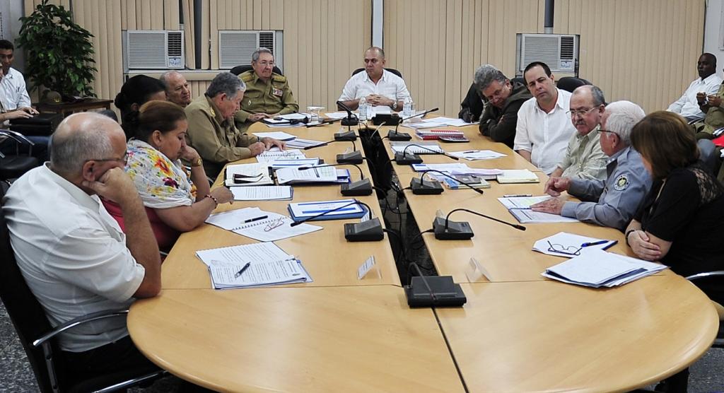 Raúl presidió la reunión, en la que participaron también Esteban Lazo, presidente de la Asamblea Nacional; los ministros de Salud, Economía y Planificación y las FAR, Roberto Morales, Marino Murillo y Leopoldo Cintra, respectivamente; el Jefe del Estado Mayor General de la Defensa Civil, general de división Ramón Pardo; el fiscal general de la República, Darío Delgado; y otras autoridades. Foto: Estudio Revolución