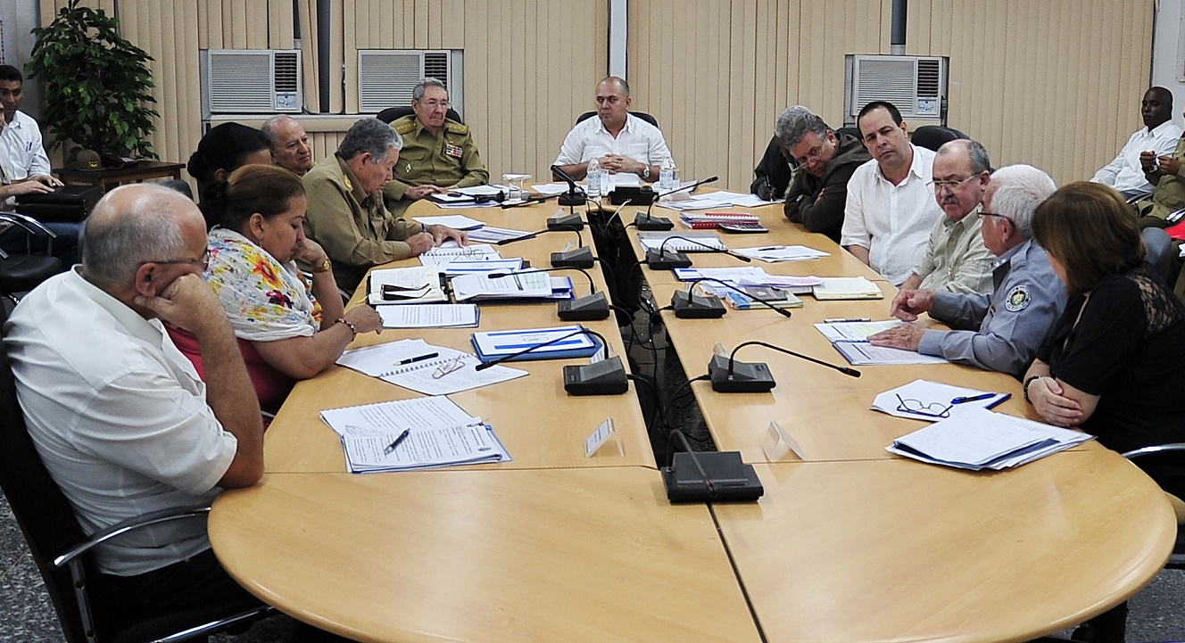 Raúl presidió la reunión, en la que participaron también Esteban Lazo, presidente de la Asamblea Nacional; los ministros de Salud, Economía y Planificación y las FAR, Roberto Morales, Marino Murillo y Leopoldo Cintra, respectivamente; el Jefe del Estado Mayor General de la Defensa Civil, general de división Ramón Pardo; el fiscal general de la República, Darío Delgado; y otras autoridades. Foto: Estudio Revolución