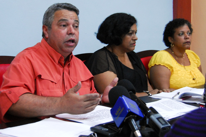 “Esta fiesta proletaria será un momento oportuno para continuar el reclamo por el cese del bloqueo económico, comercial y financiero impuesto por Estados Unidos a Cuba y demandar la devolución del territorio de la Base Naval de Guantánamo ilegalmente ocupado a nuestro país”, subrayó Ulises Guilarte de Nacimiento. Foto: Heriberto González Brito