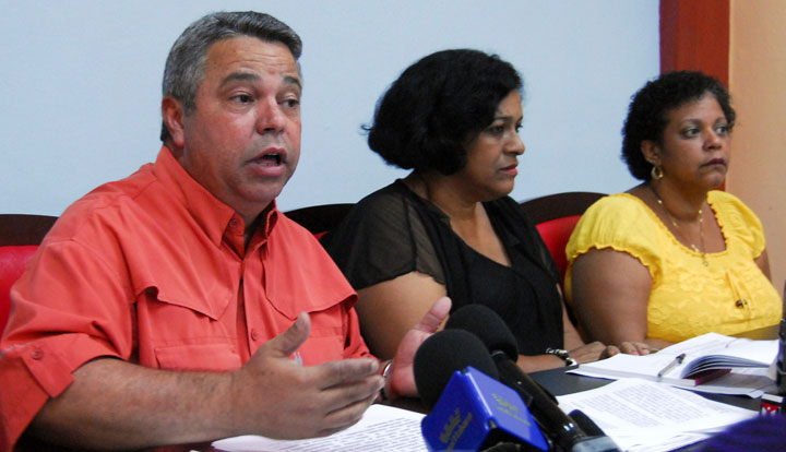 “Esta fiesta proletaria será un momento oportuno para continuar el reclamo por el cese del bloqueo económico, comercial y financiero impuesto por Estados Unidos a Cuba y demandar la devolución del territorio de la Base Naval de Guantánamo ilegalmente ocupado a nuestro país”, subrayó Ulises Guilarte de Nacimiento. Foto: Heriberto González Brito