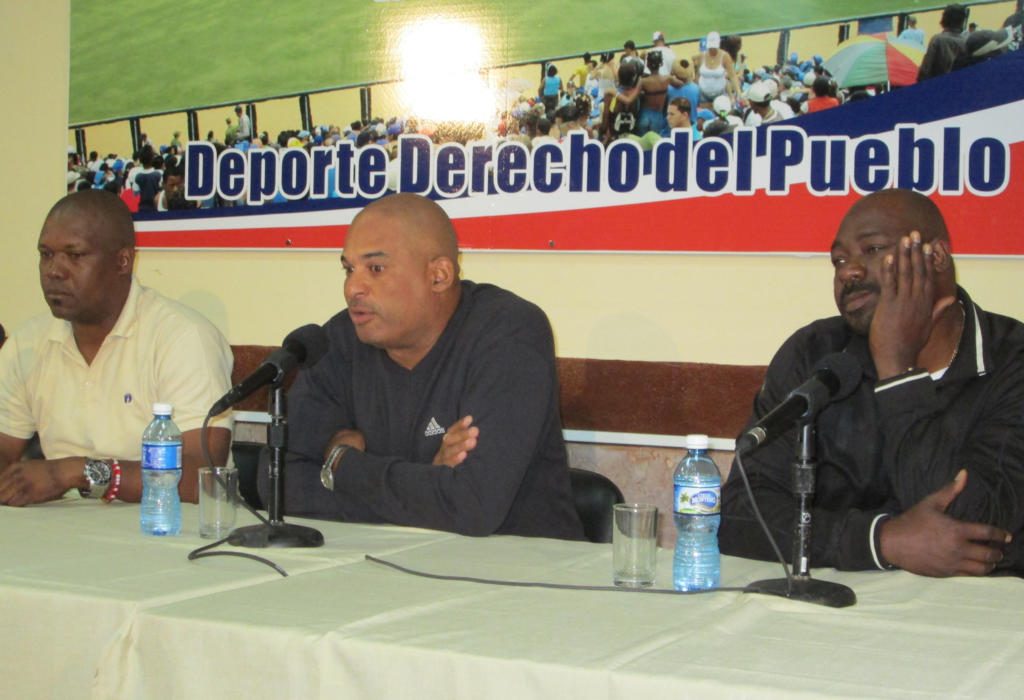 Omar Linares, Orestes Kindelán y Pedro Luis Lazo en el salón Adolfo Luque del estadio Latinoamericano.