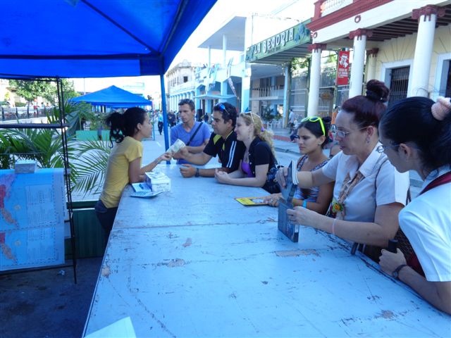 La Feria del libro comenzó en Holguín. Foto: Manuel Valdés