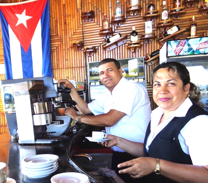 Yuri y Gregorio en sus faenas habituales. Foto: Jorge Pérez Cruz
