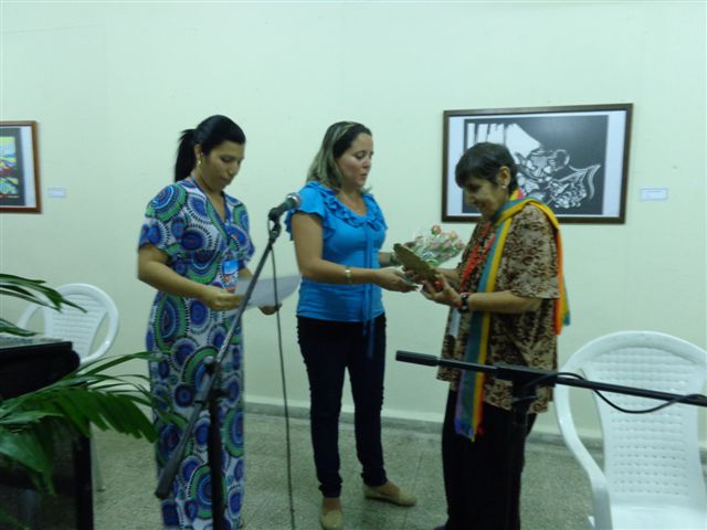 Lina de Ferio recibe la distinción de Hija Ilustre de Holguín. Foto: Manuel Valdés.