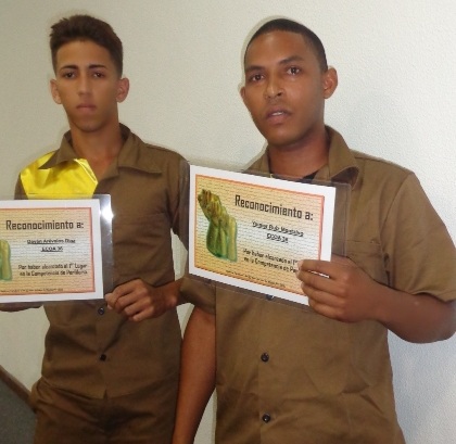 Pese a su juventud, Dayán Arévalo (izquierda) y Yoinier Ruiz, integran el movimiento de maestros de la construcción. Foto: Noryis