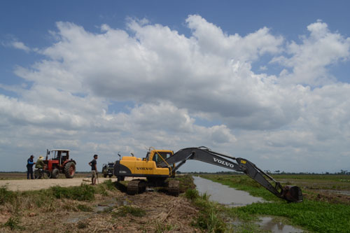 La reparación de canales es una de las labores más importantes que se realizan para el uso óptimo del recurso natural. Foto: Yanosky Rondón