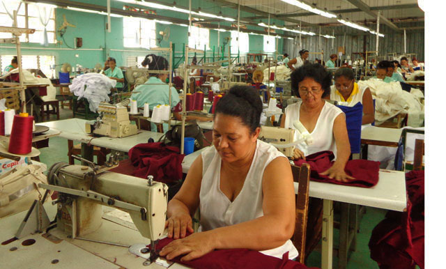 Las mujeres representan el 93 % de los recursos humanos en la rama de las confecciones textiles en Ciego de Ávila. Foto: José Luis Martínez Alejo