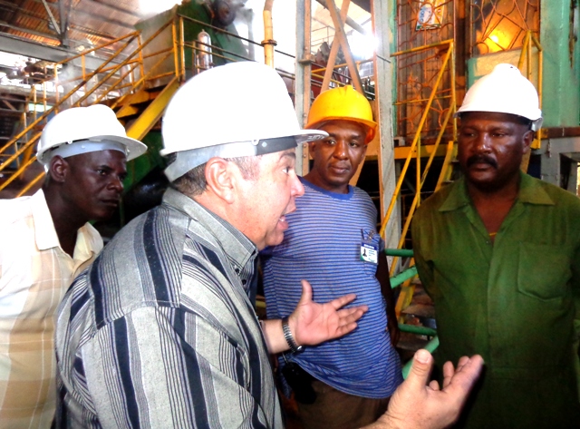 Ulises recorrió centros productivos de Guantánamo. Foto: Rodny Alcolea.
