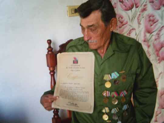 Benito muestra el certificado que distingue su condición de fundador del Partido Comunista de Cuba.Foto: Ernesto Peña Leyva