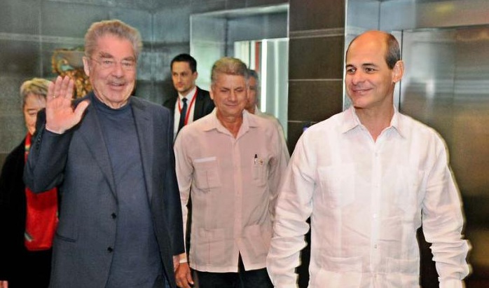 El Presidente Federal de Austria, Heinz Fischer (izquierda), fue recibido por Rogelio Sierra (derecha), viceministro cubano de Relaciones Exteriores. Foto: Jose M. Correa