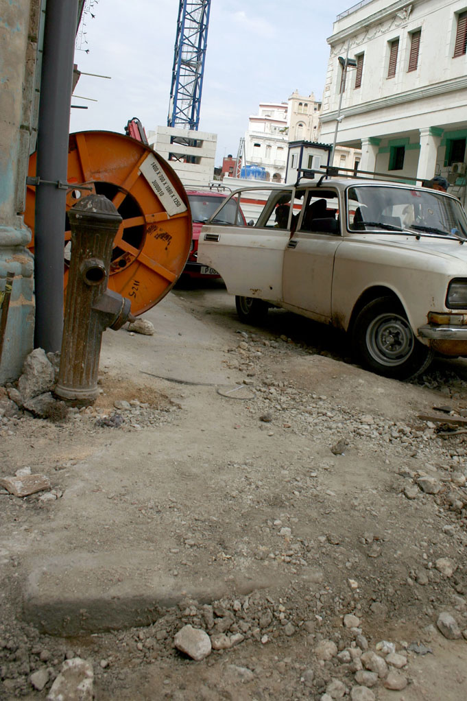 Los directivos de la obra no rehúyen sus responsabilidades y aseguran que el agua evacuada arrastró restos de materiales, que unidos a los depositados por acciones de otros constructores, fueron el detonante para la tupición. | foto: César A. Rodríguez