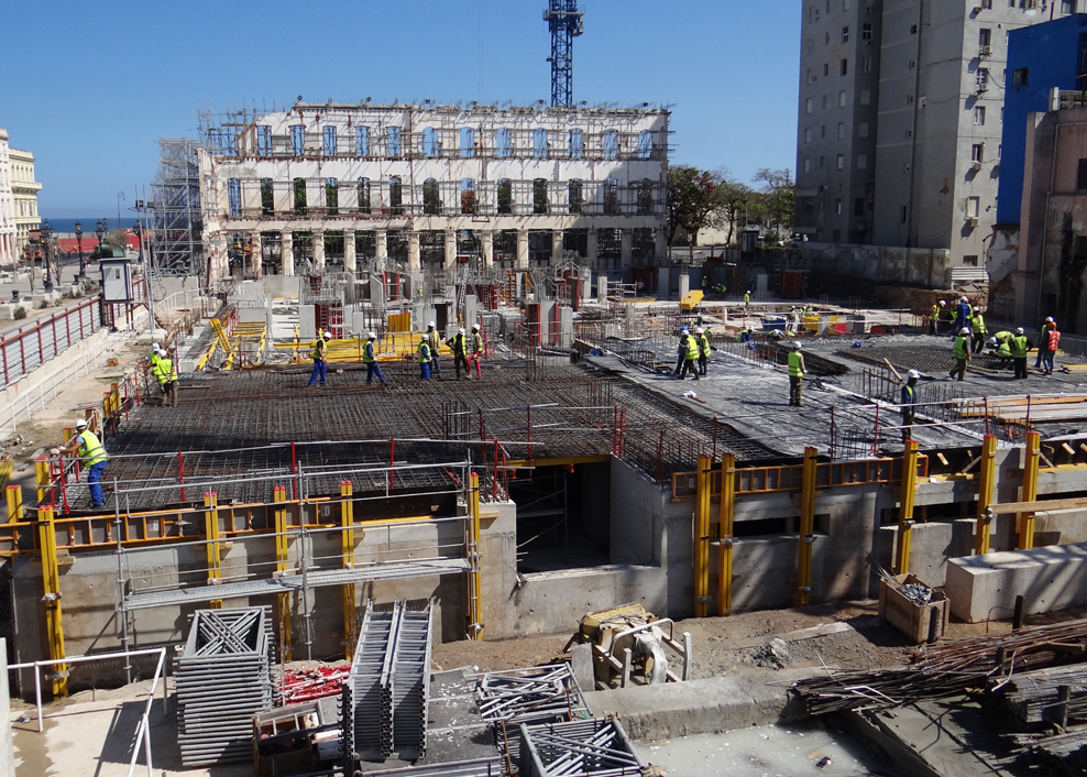 Los vecinos se quejan del ruido que genera la construcción, aunque allí han adoptado medidas para provocar la menor cantidad de afectaciones en ese sentido. | foto: Heriberto González Brito