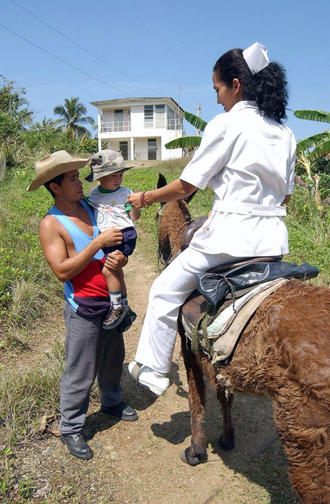 Por muy difícil que sea el acceso, los médicos y enfermeras cubanos se las ingenian para atender a toda la población. | foto: Joaquín Hernández Mena