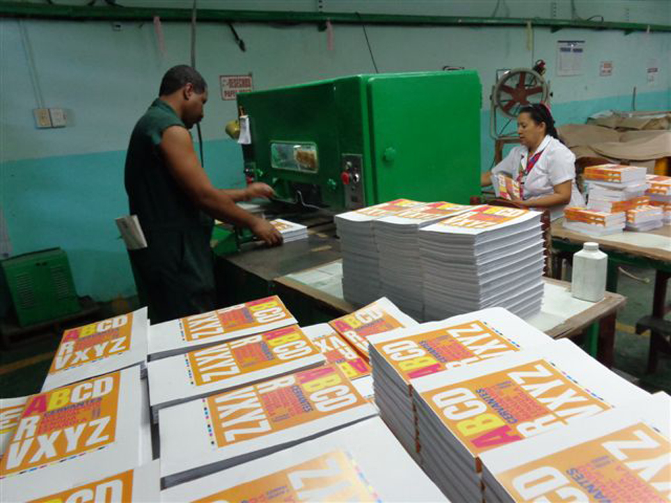 El poligráfico de Holguín produjo más de medio millón de libros para la Feria. | foto: Del autor