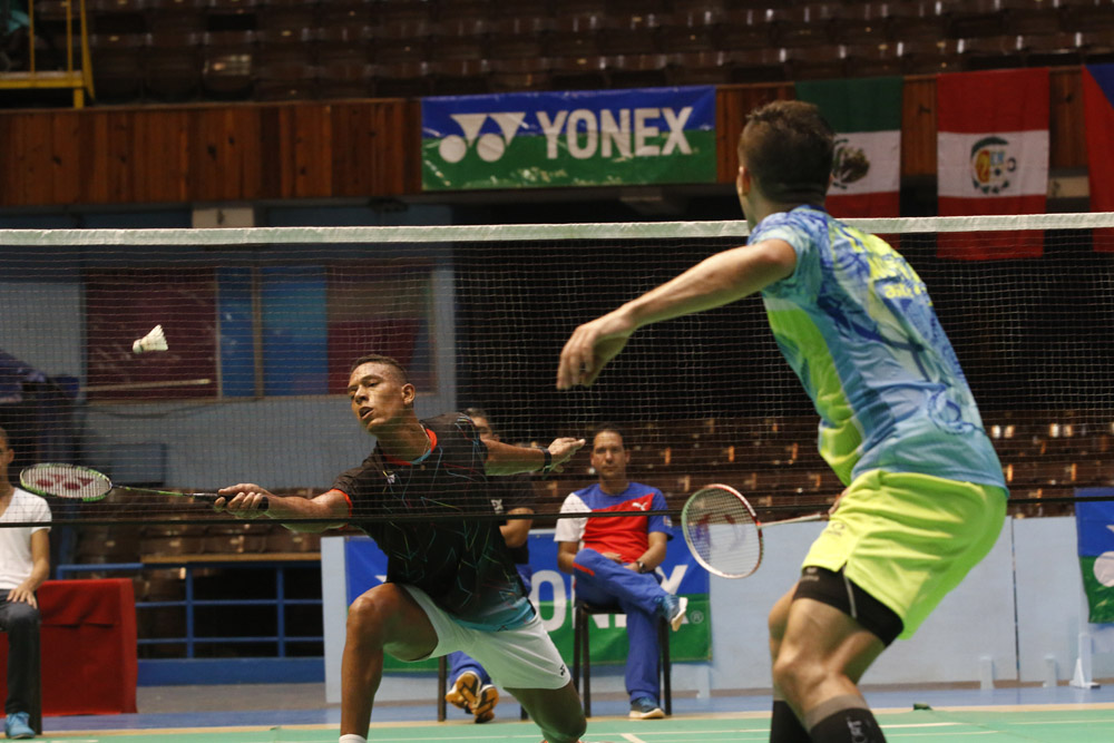 El badmintonista Osleni Guerrero podría convertirse en el primer clasificado cubano de este deporte para unos Juegos Olímpicos. Foto: Roberto Morejón