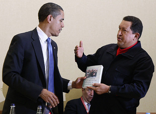 El ex presidente de Venezuela, Hugo Chávez le entregó a Barack Obama en el 2009 el libro LAs Venas Abiertas de América Latina, de Eduardo Galeano