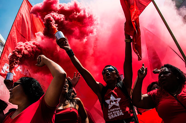 Manifestaciones de integrantes del Partido de Trabajadores (PT) ante el arresto de expresidente Luis Inácio Lula da Silva. Foto: tomada de internet
