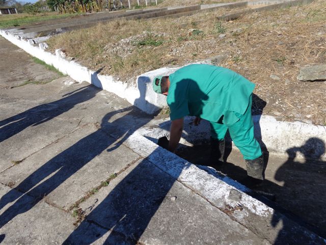 La brigada autofocal del matadero de Aves de Villa Clara realiza las inspecciones minuciosamente y ahora incluyen el refugio. Foto: Lourdes Rey