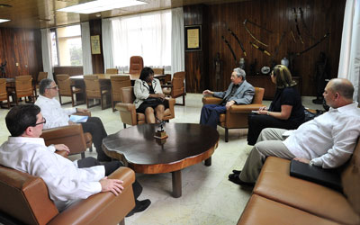 El General de Ejército Raúl Castro Ruz, Presidente de los Consejos de Estado y de Ministros, recibió en la tarde de este viernes a la Sra. Carissa Etienne, directora general de la Organización Panamericana de la Salud (OPS). Foto: Estudios Revolución