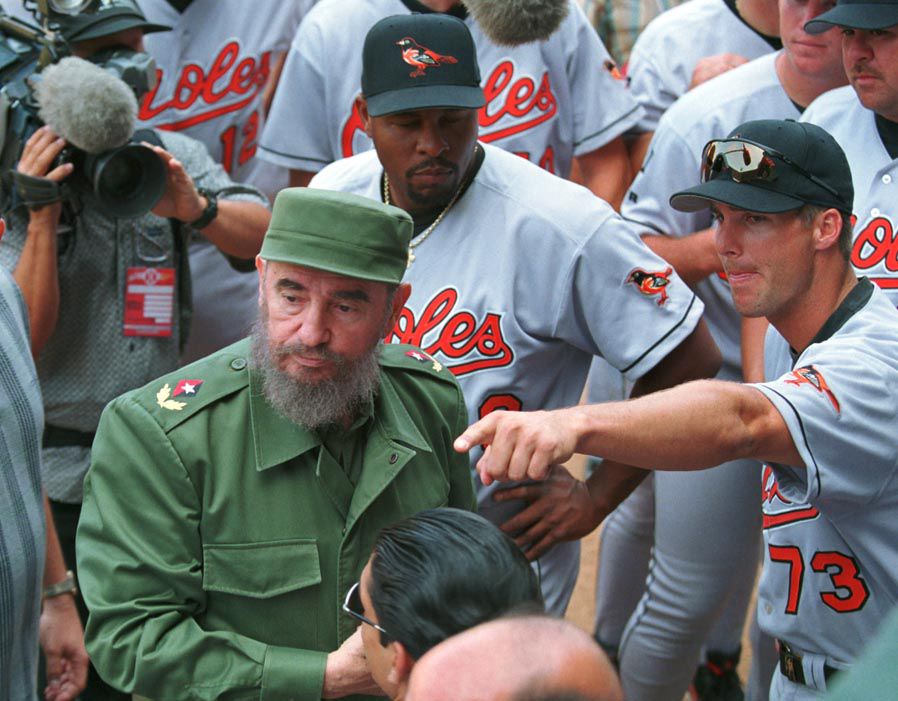 Fidel Castro dialogó con los peloteros de ambos equipos y se mostró muy amistoso con los visitantes.