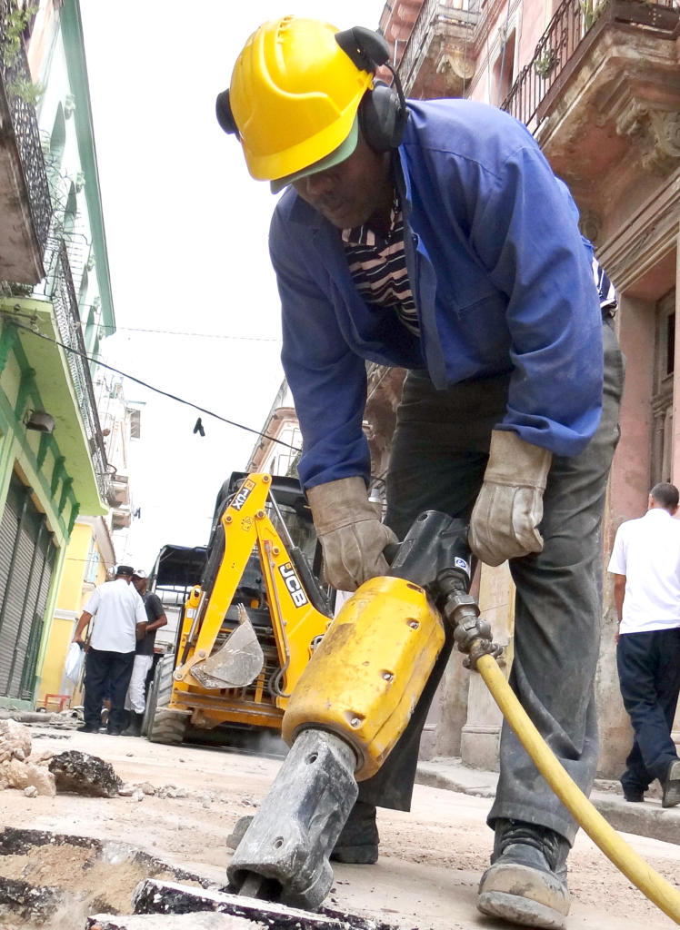 Acciones de reparación de la Empresa Cupet. Lugar: La Habana Realizada: 18/03/2016 Fuente: Trabajadores Foto: Heriberto González Brito