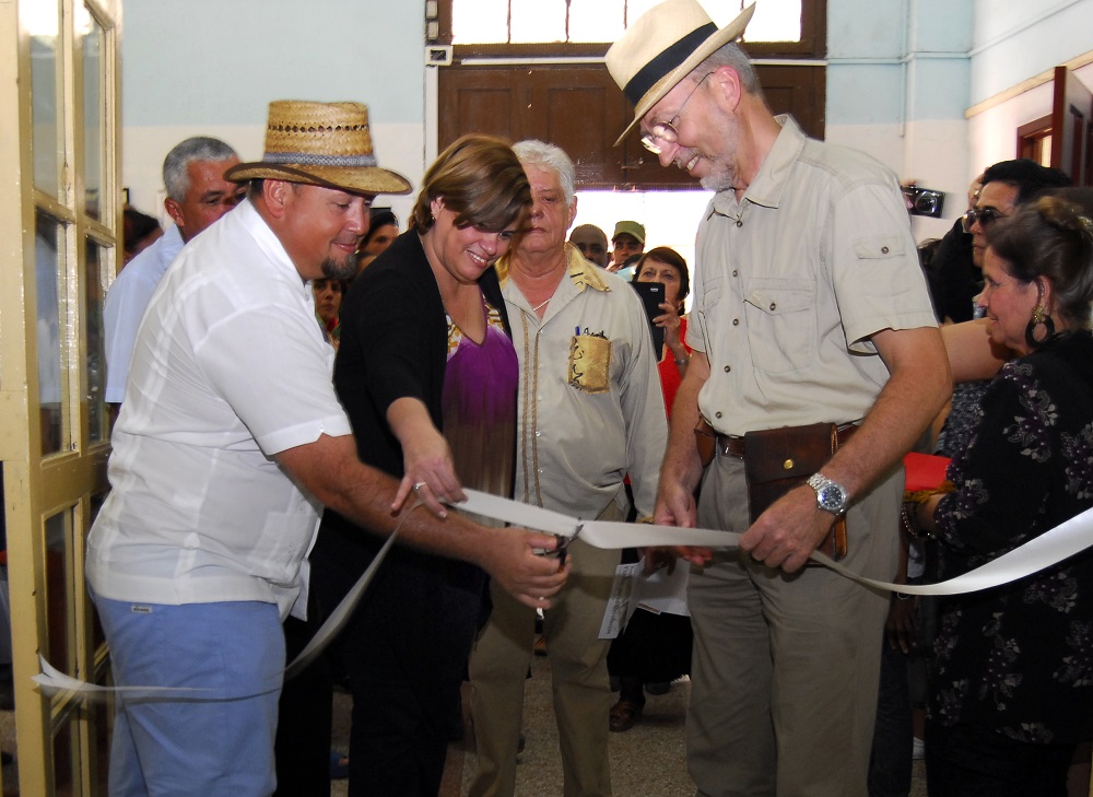 Al cortar la cinta que dejó inaugurada la muestra, Rogelio fue acompañado por Carmen Rosa López Rodríguez, segunda secretaria de la CTC nacional y el Dr. Theodor Friedrich, representante de la FAO en Cuba, en primer plano de la foto. | fotos: Heriberto González