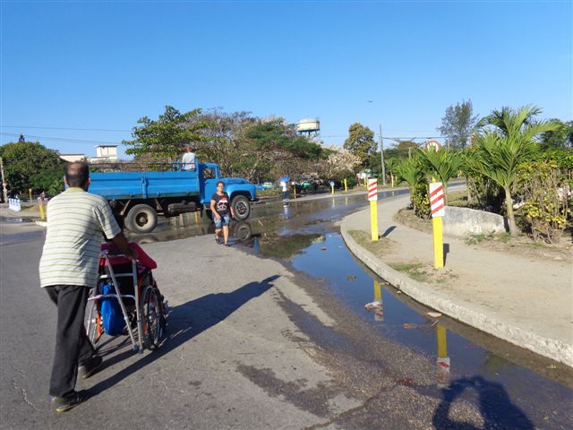 En la ciudad de Santa Clara son varios los salideros de agua potable de forma continua, como este de la zona hospitalaria. Foto: Lourdes Rey