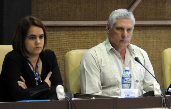 Miguel Díaz-Canel, primer vicepresidente de los Consejos de Estado y de Ministros, y Ailyn Febles Estrada, vicerectora de la Universidad de las Ciencias Informáticas (UCI) y presidenta del Comité Organizador de la nueva Unión de Informáticos de Cuba, durante las sesiones de trabajo de la comisión de Proyección Estratégica de la Asamblea Nacional Constitutiva de la Unión de Informáticos de Cuba, realizada en el Palacio de Convenciones, La Habana. Foto: Abel Padrón Padilla