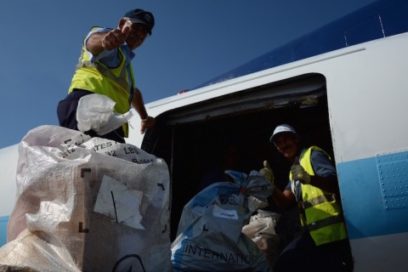 Llegó este martes el vuelo inaugural del correo postal directo Cuba-EE.UU.