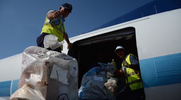 Llegó hoy el vuelo inaugural del correo postal directo entre Cuba y EEUU. Foto: Abel Padrón Padilla/ ACN