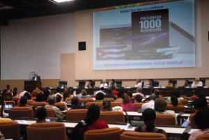 La presentación de la Enciclopedia cubana, mil preguntas, mil respuestas, estuvo a cargo del Doctor Carlos Sánchez Fernández. Foto: Agustín Borrego