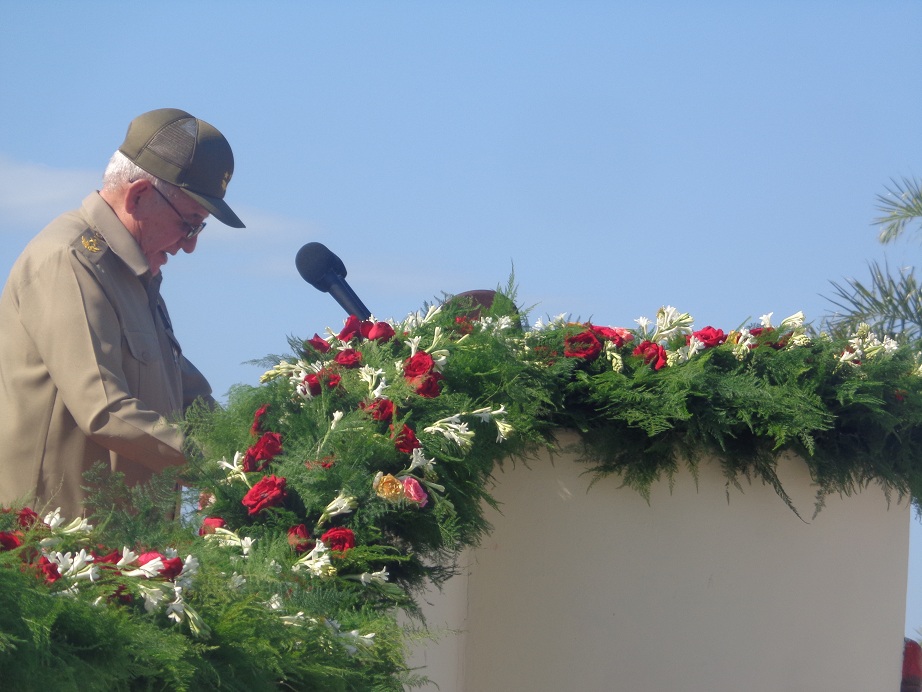 El general de cuerpo de ejército Ramón Espinosa Martín, miembro del Buró Político y Héroe de la República de Cuba, quien por 27 años dirigiera el Ejército Oriental, tuvo a su cargo las palabras centrales, antes había expresado su sentir por estos 55 años otros oradores, en nombre de los fundadores del mando, de las nuevas generaciones y del Ministerio del Interior. fotos Betty Beatón Ruiz