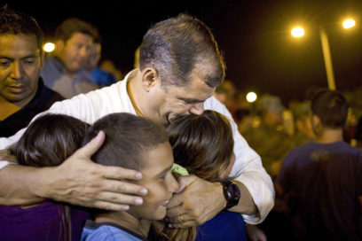 Correa infunde ánimo a Ecuador devastado por sismo y elogia respuesta