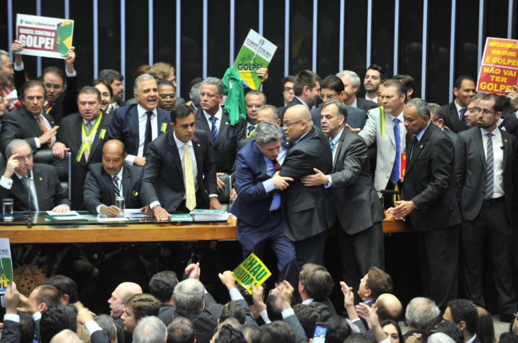 Tumulto entre los diputados, este domingo. J. Batistta/ Câmara dos Deputados (foto tomada de El País)